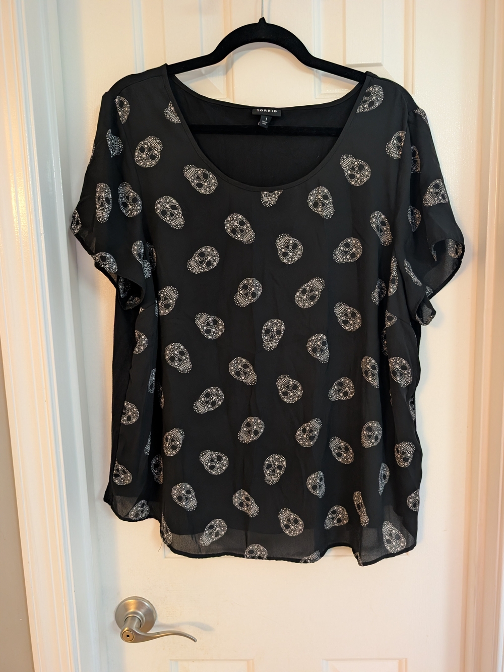 Torrid Black Chiffon Short Sleeve White Sugar Skulls Print Blouse in Size 1